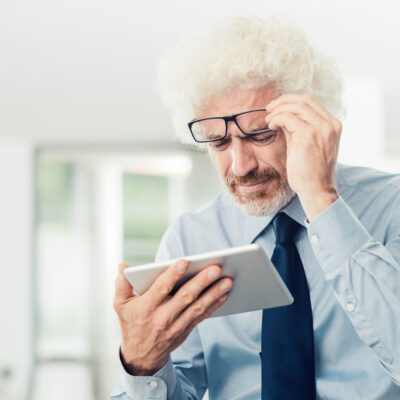 Common Symptoms of Age-Related Macular Degeneration (AMD)